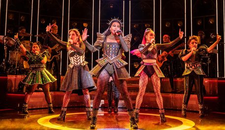 Yna Montarde (Anne Boleyn), Emily Dawson (Jane Seymour), LaSasha Aldredge (Catherine of Aragon), Sammy Timbers (Katherine Howard), Layla Chivandire (Catherine Parr) in SIX